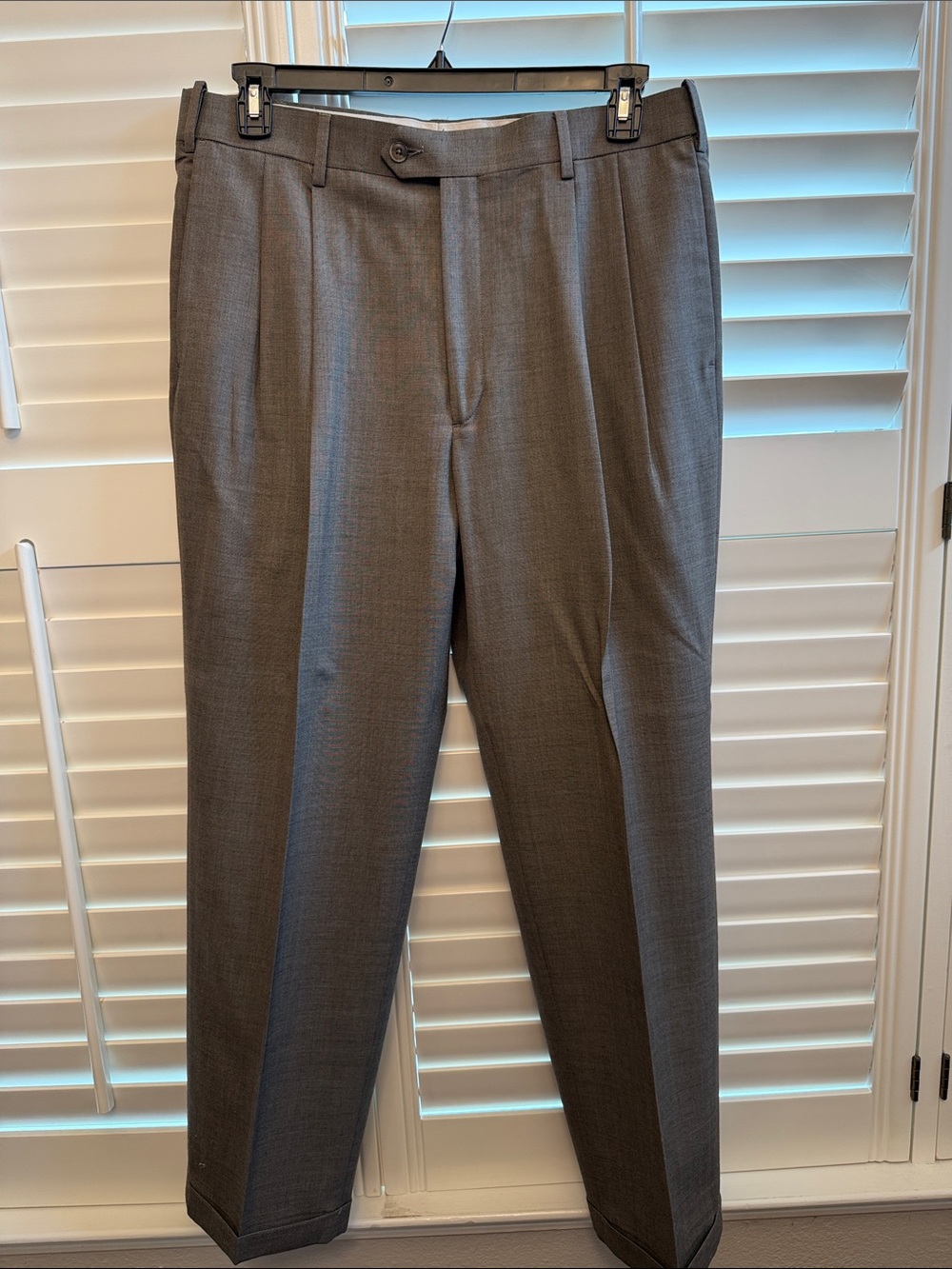 Roundtree & Yorke Men's Gray Pleated Dress Pants